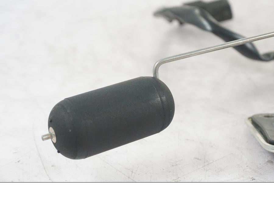 Baksidan på Bensintankgivare från en Kawasaki ZZ-R 1400 -2009 motorcykel.