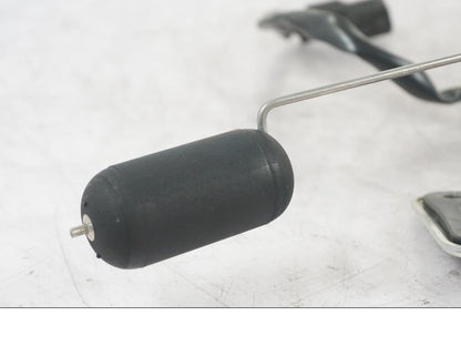 Baksidan på Bensintankgivare från en Kawasaki ZZ-R 1400 -2009 motorcykel.