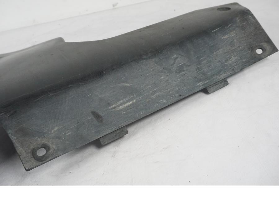 Snett nerifrån på Magkåpa från en Kawasaki ZX-6R -2005 motorcykel.