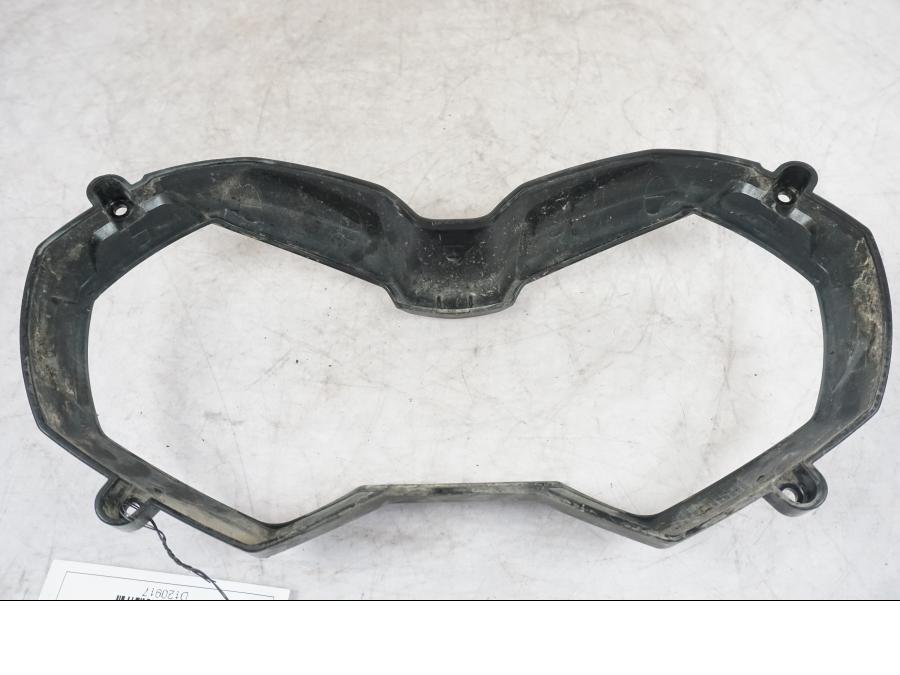 Vänster sida på Strålkastarsarg från en Triumph Tiger Explorer -2016 motorcykel.