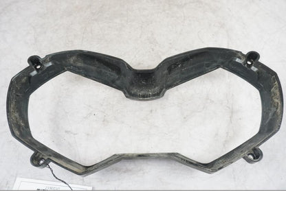 Vänster sida på Strålkastarsarg från en Triumph Tiger Explorer -2016 motorcykel.