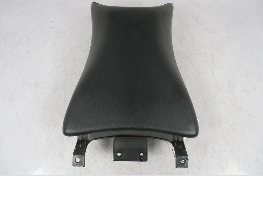 Vänster sida på Sadel från en Suzuki GSF 1250 -2010 motorcykel.