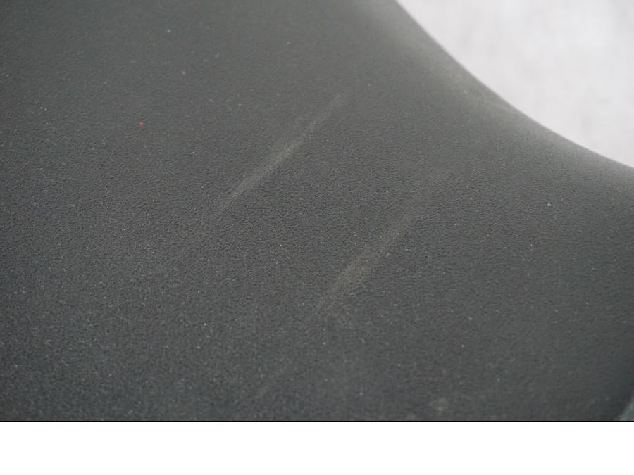 Baksidan på <p>Sadel fram från Suzuki GSX-R 750 1998.</p>

<p>Små märken i klädseln, samt skada av klädseln se bild.</p> motorcykel.