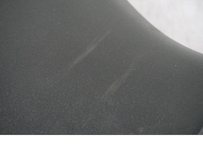 Baksidan på <p>Sadel fram från Suzuki GSX-R 750 1998.</p>

<p>Små märken i klädseln, samt skada av klädseln se bild.</p> motorcykel.