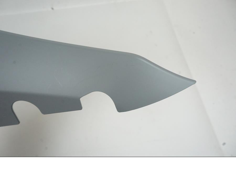 Snett nerifrån på Bakvinge från en Yamaha YZF 1000 R1 -2020 motorcykel.