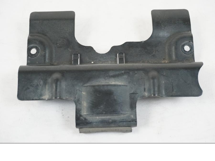 Baksidan på Värmeskydd från en Kawasaki ER-6F -2010 motorcykel.