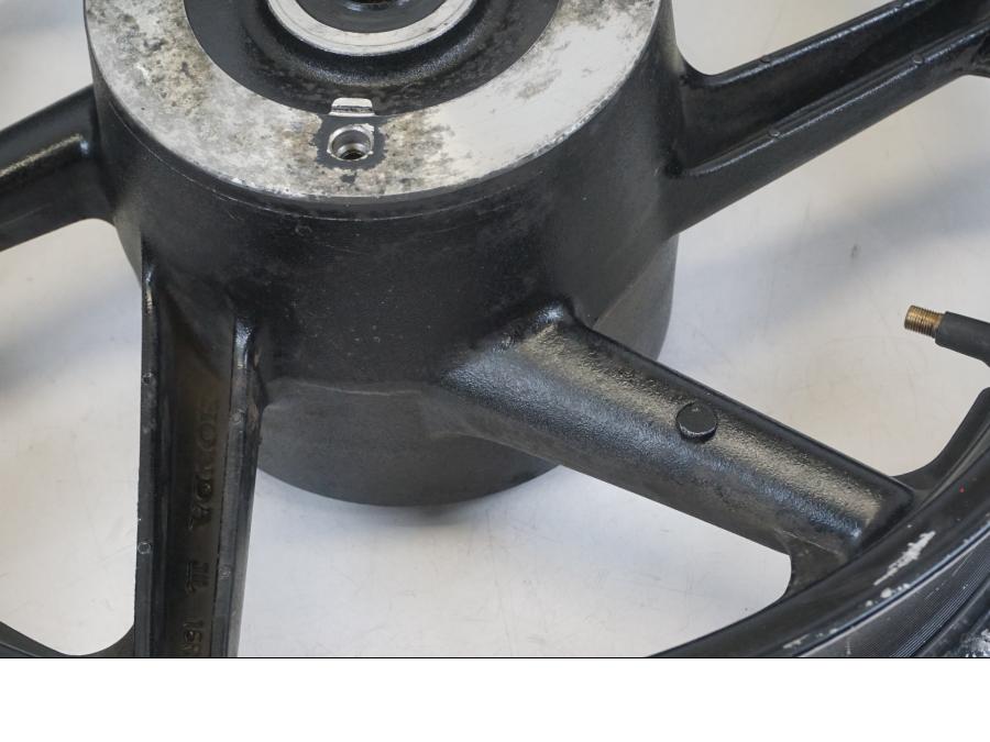 Snett nerifrån på Fälg från en Honda CB 750 -2002 motorcykel.