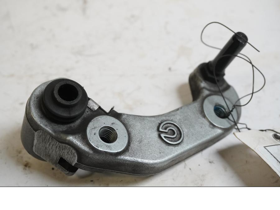 Baksidan på Bromsoksfäste från en Yamaha YZF-R 125 -2008 motorcykel.