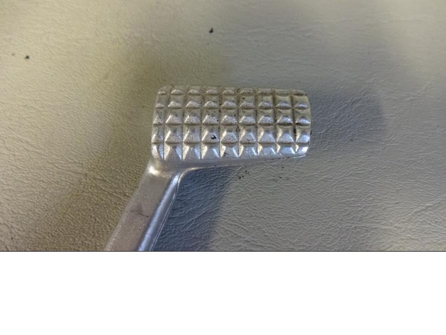 Snett uppifrån på Bromspedal från en Kawasaki ZX-10R -2007 motorcykel.