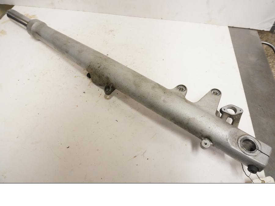 Framsidan på Gaffelben från en BMW R 1150 RS -2002 motorcykel.