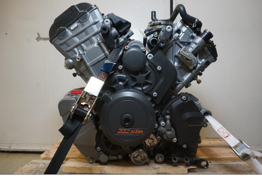 Framsidan på Motor från en KTM 1290 Super Duke R -2022 motorcykel.