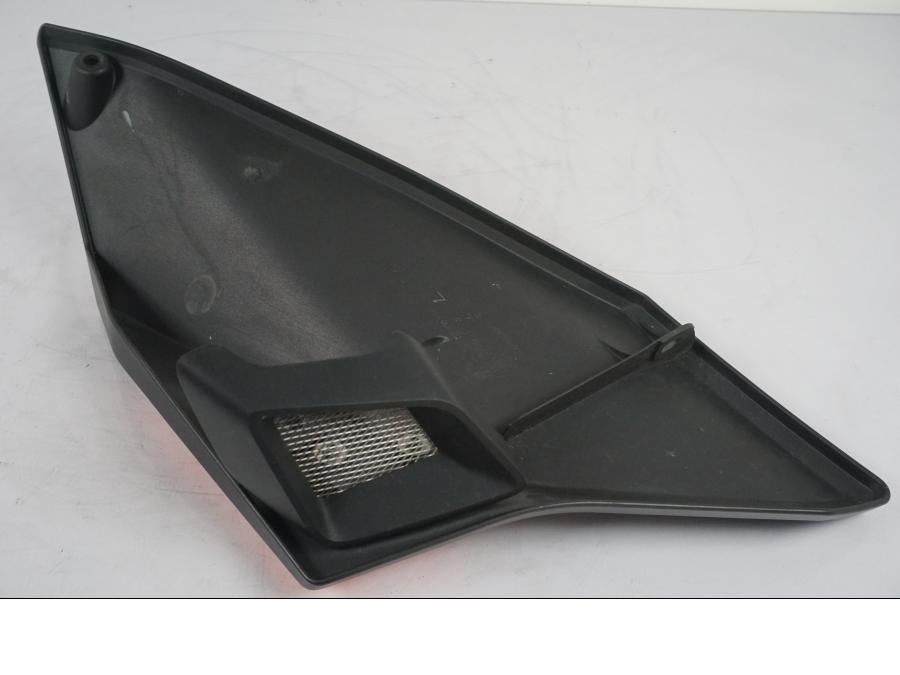 Baksidan på Kylarvinge från en KTM 1290 Super Duke R -2015 motorcykel.