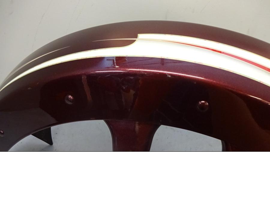 Snett uppifrån på Framskärm från en Victory Cross Country -2015 motorcykel.