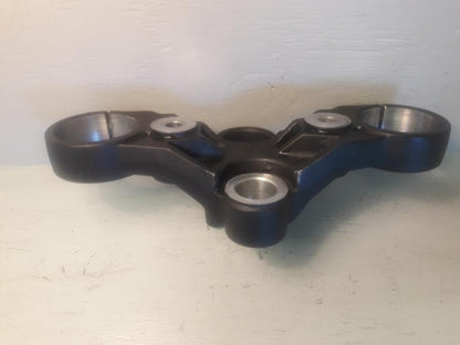 Baksidan på Gaffelkrona från en Yamaha MT 125 -2017 motorcykel.