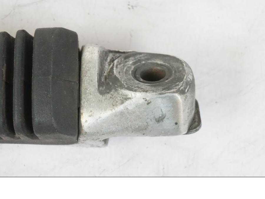 Höger sida på Fotpinne från en Suzuki GSX 550 EF -1985 motorcykel.