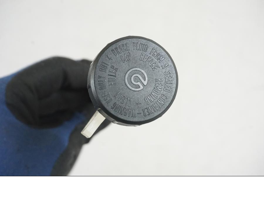 Vänster sida på Bromsvätskebehållare från en Husqvarna 701 SUPERMOTO ABS -2016 motorcykel.