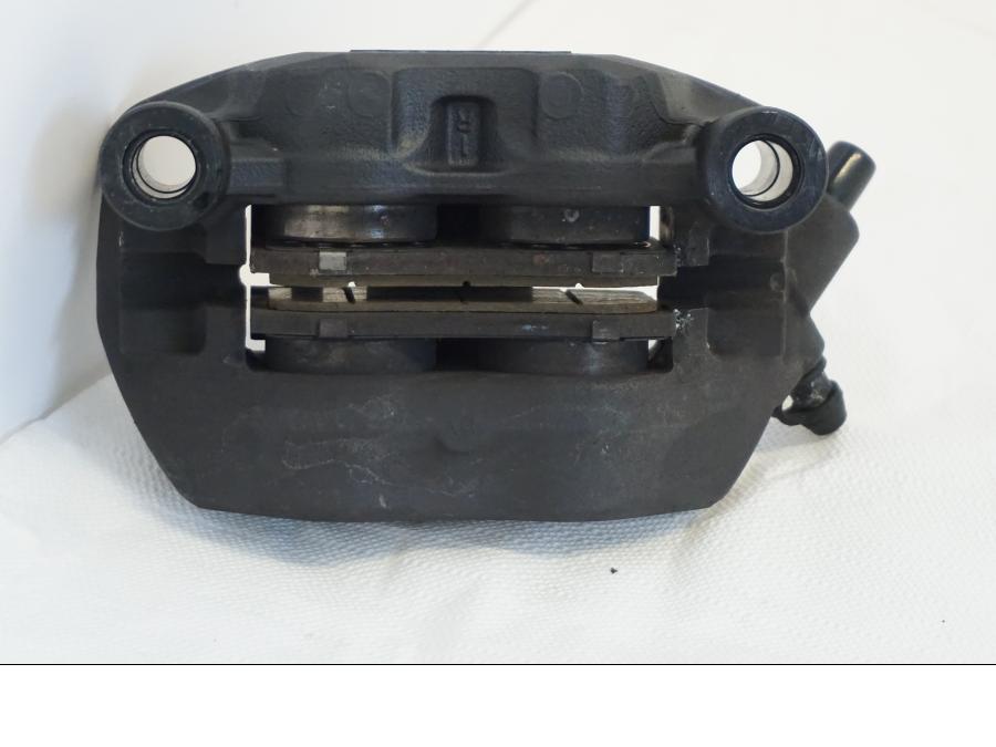 Höger sida på Bromsok från en Triumph Daytona 675 -2010 motorcykel.