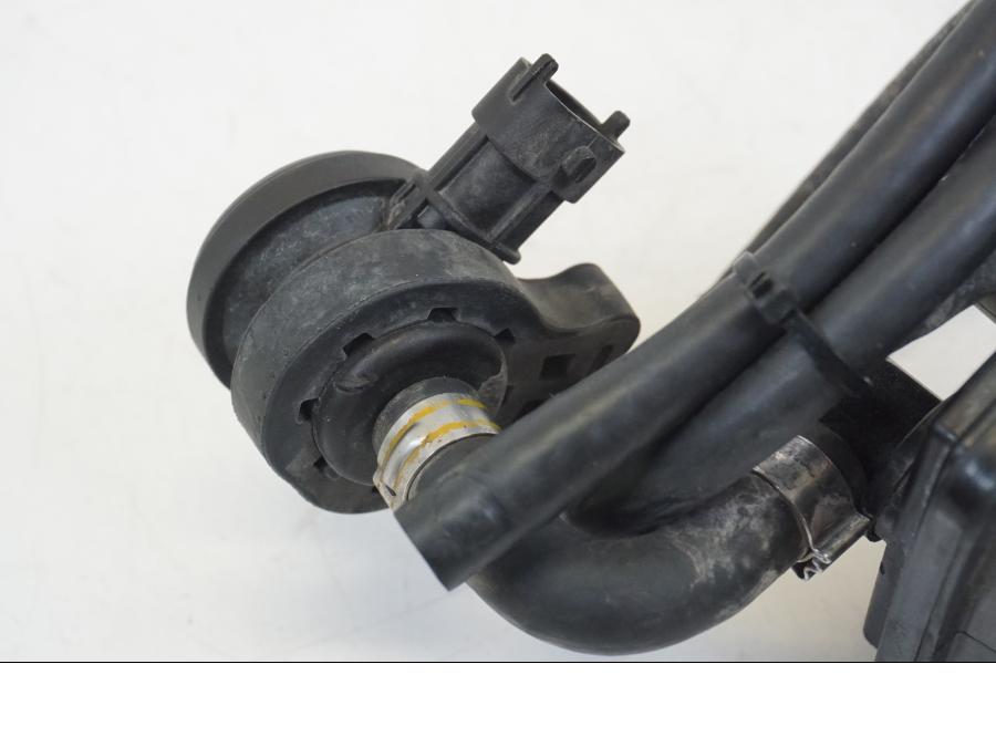 Extrabild2 på Fuel Evap System från en Ducati Streetfighter V4 -2020 motorcykel.