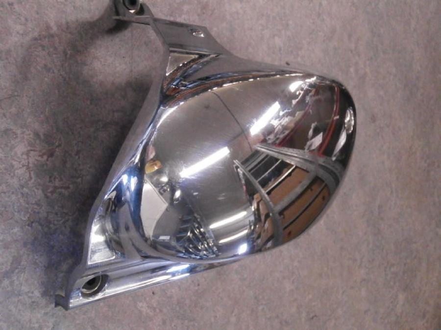 Vänster sida på Motorkåpa från en Suzuki VL 800 -2001 motorcykel.