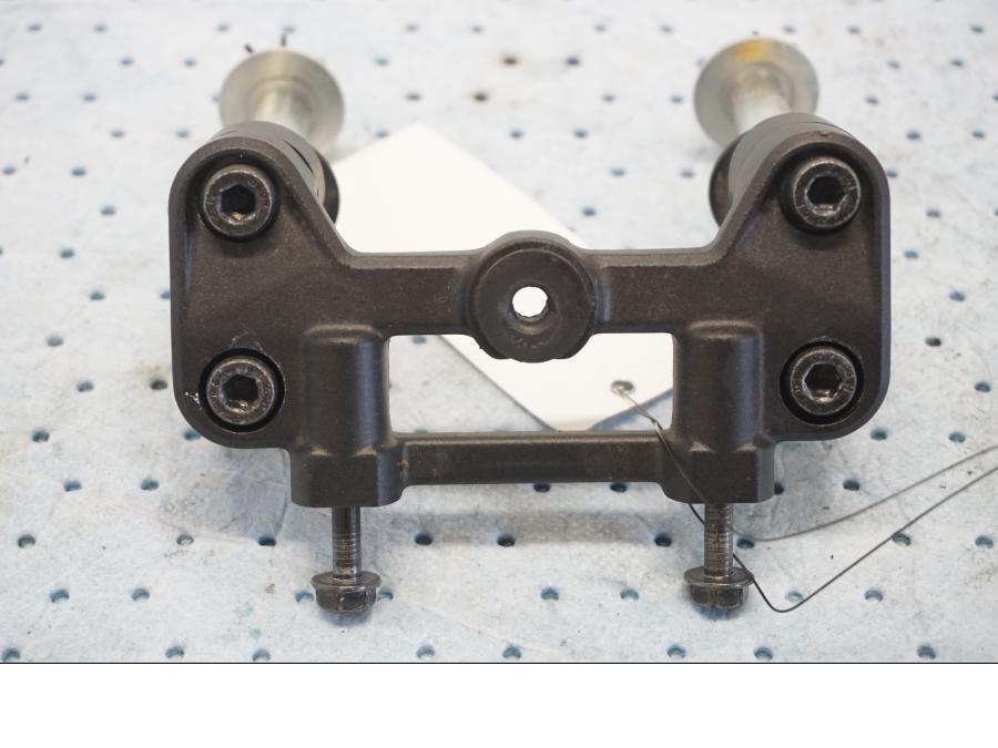 Framsidan på Styrfäste från en Kawasaki Z 900 -2019 motorcykel.