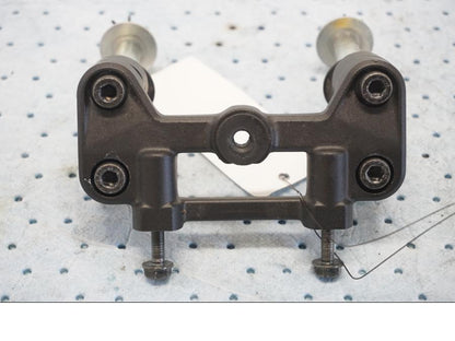 Framsidan på Styrfäste från en Kawasaki Z 900 -2019 motorcykel.