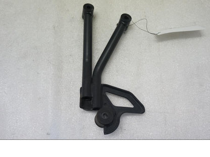 Baksidan på Fotpinnefäste från en Suzuki SV 650 -2016 motorcykel.