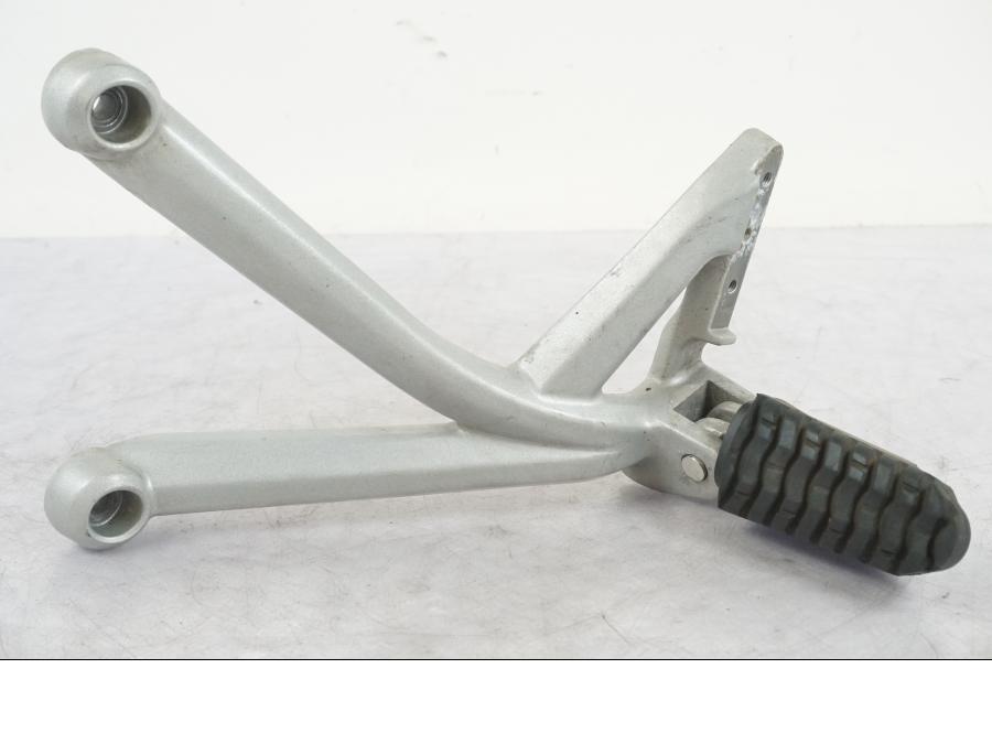 Framsidan på Fotpinne från en Triumph Tiger Explorer -2013 motorcykel.