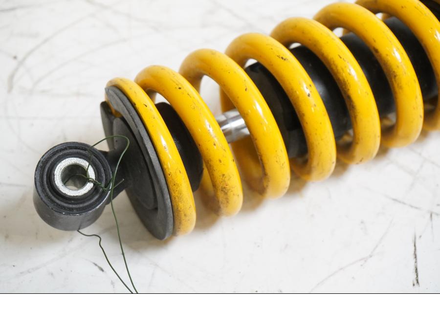 Baksidan på Stötdämpare från en Yamaha YZF-R 125 -2009 motorcykel.