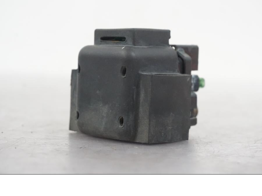 Vänster sida på Startrelä från en Kawasaki ZX-6R -2006 motorcykel.