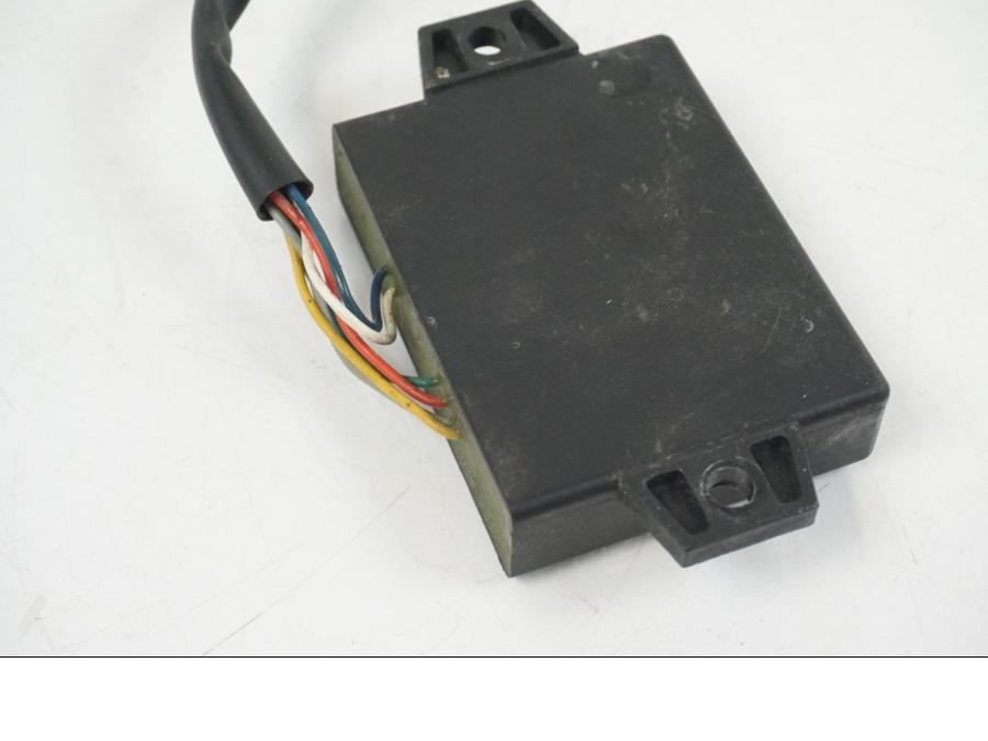 Snett nerifrån på Avgasstyrbox från en Aprilia RS 125 -2008 motorcykel.