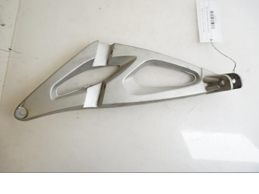 Framsidan på Fotpinnefäste från en BMW K 1200 S -2007 motorcykel.