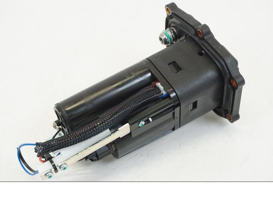 Vänster sida på Bensinpump insprut från en Ducati Streetfighter V4 -2020 motorcykel.