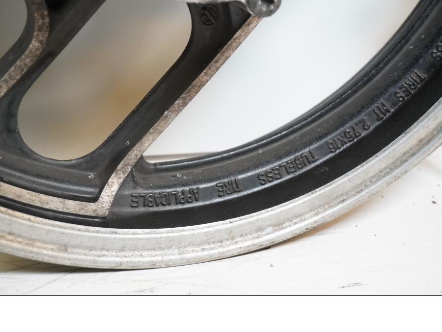 Extrabild3 på Fälg från en Yamaha FJ 1200 -1986 motorcykel.