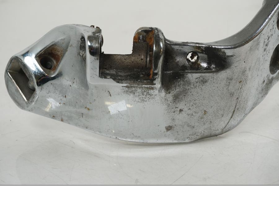 Baksidan på Fotpinnefäste från en Suzuki VS 1400 -1999 motorcykel.