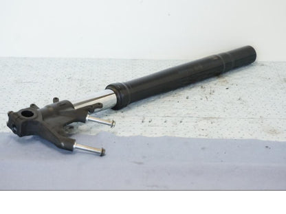 Snett nerifrån på Gaffelben från en Suzuki GSX 1300 BK -2008 motorcykel.