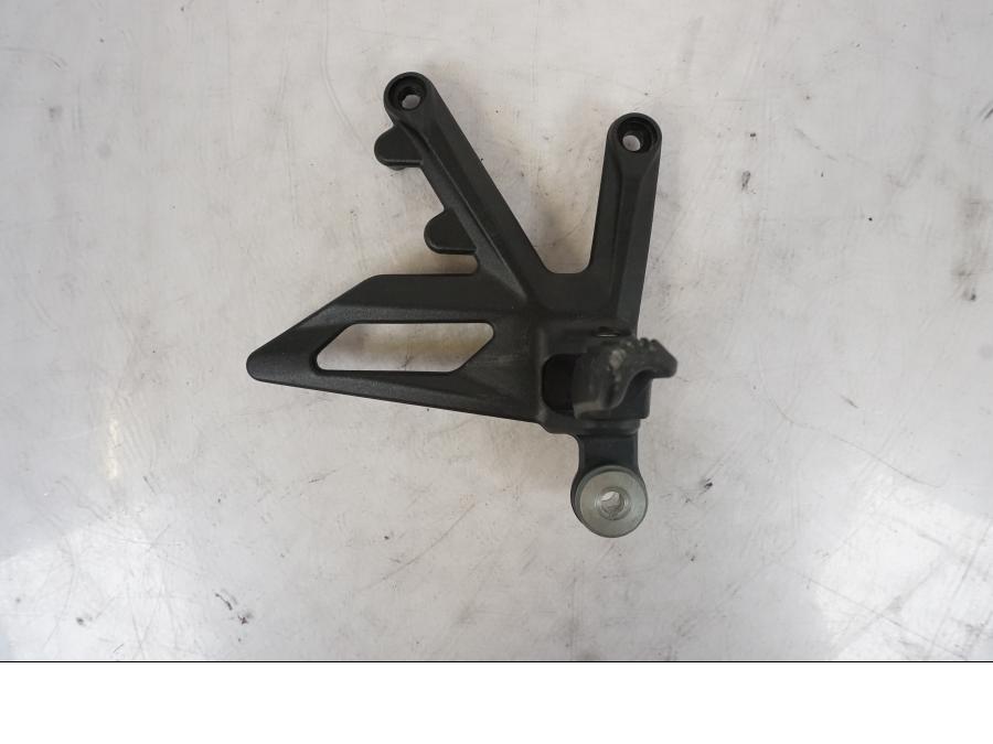 Framsidan på Fotpinne från en KTM 1290 Super Duke R -2023 motorcykel.