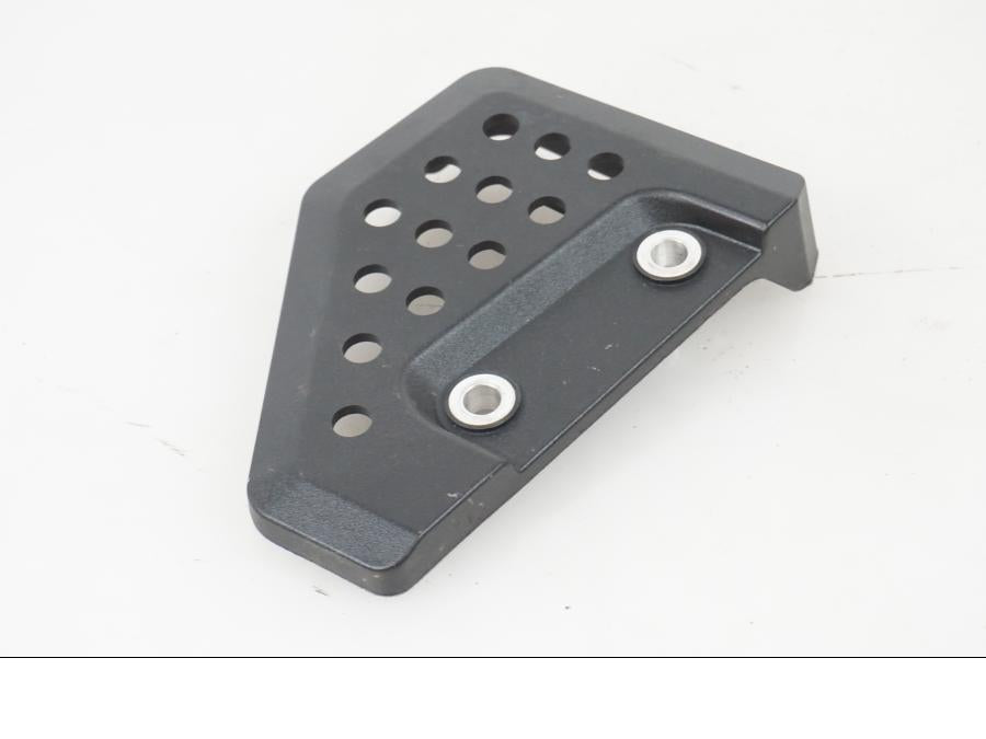 Framsidan på Fotpinnehälskydd från en H-D Adventure Pan America Special RA1250S -2021 motorcykel.