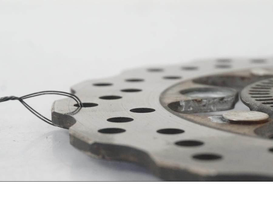 Snett uppifrån på Bromsskiva från en Kawasaki ER-6N ABS -2010 motorcykel.