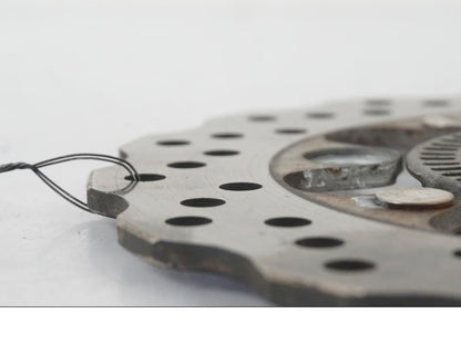 Snett uppifrån på Bromsskiva från en Kawasaki ER-6N ABS -2010 motorcykel.