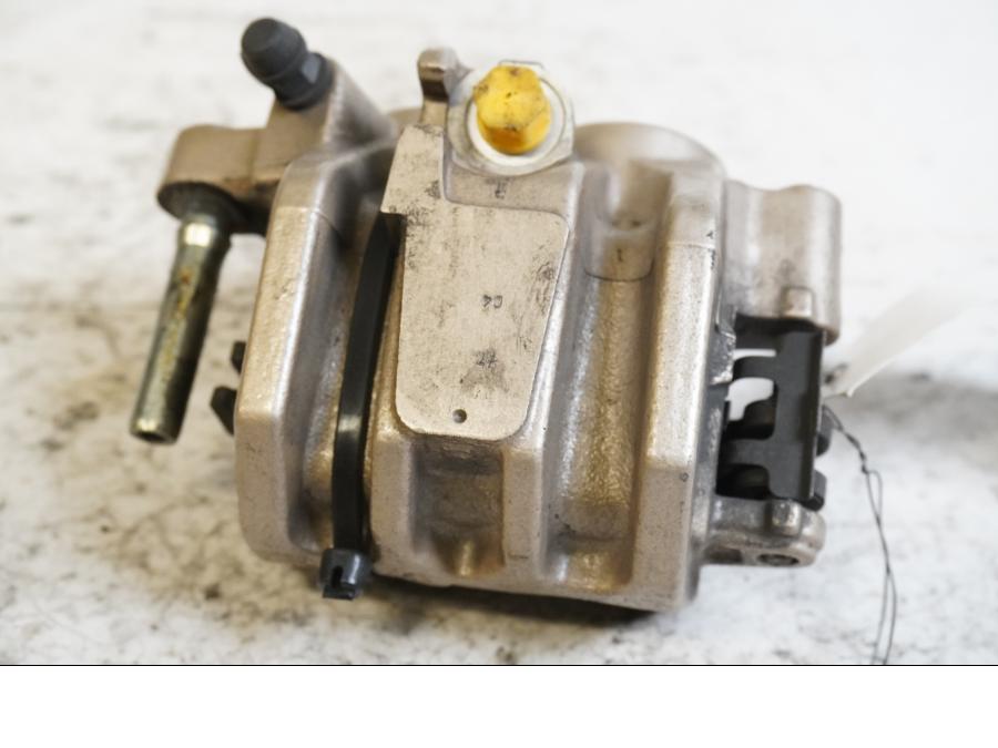 Baksidan på Bromsok från en Triumph Tiger 800 -2011 motorcykel.