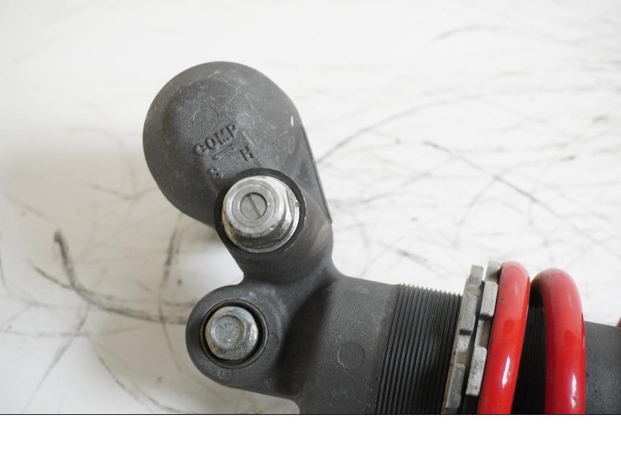 Snett uppifrån på Stötdämpare från en Suzuki GSX-R 1000 -2001 motorcykel.