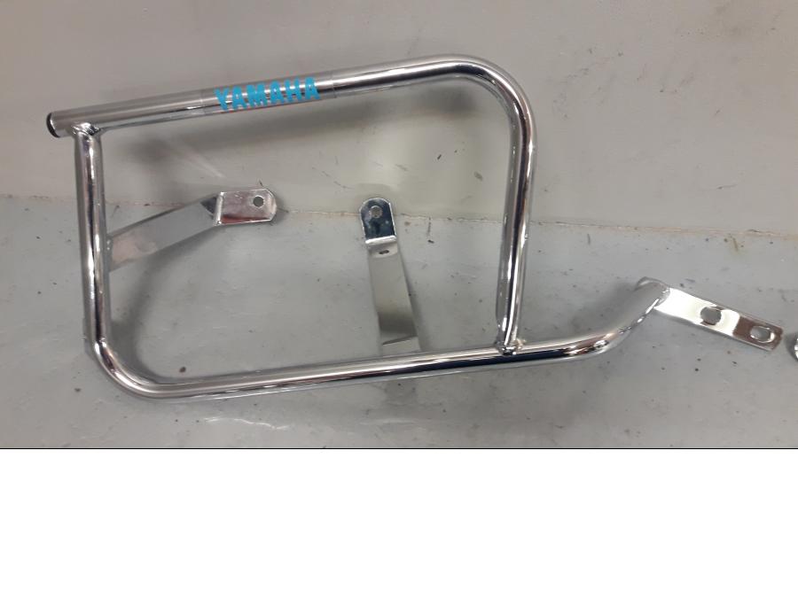 Baksidan på Sidoväskhållare från en Yamaha XJ 900 S -1985 motorcykel.