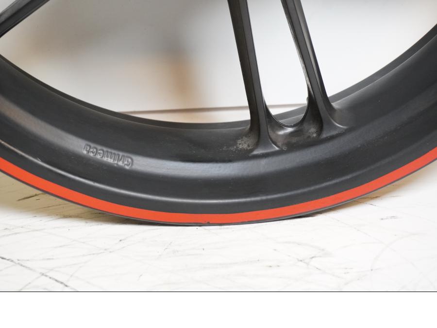 Extrabild4 på Fälg från en Yamaha YZF-R 125 -2009 motorcykel.