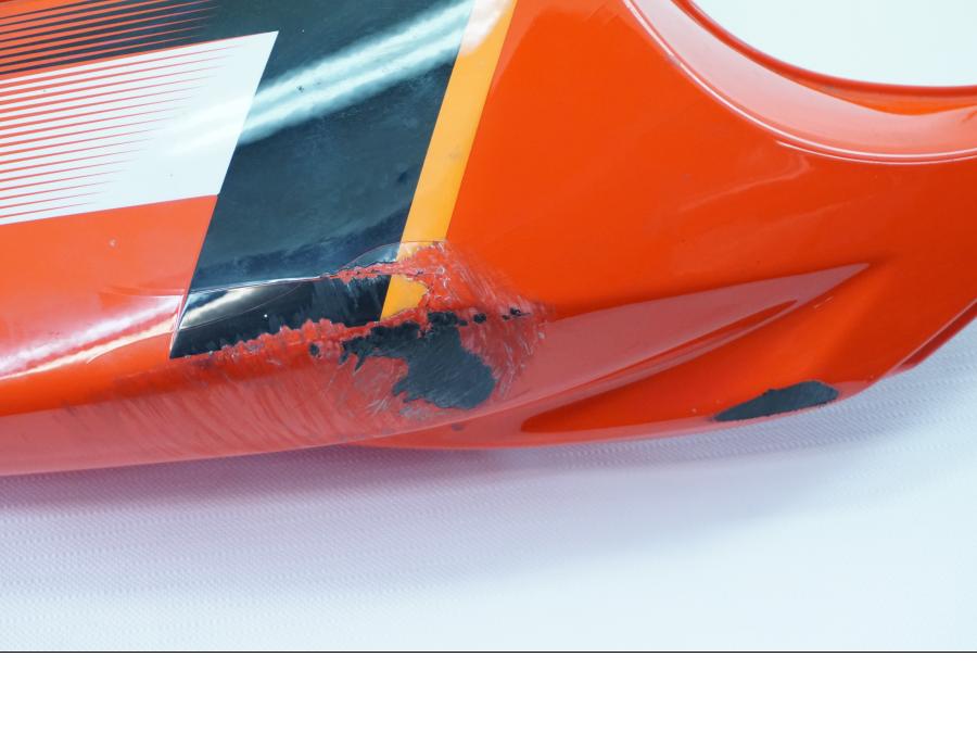 Vänster sida på Bakvinge från en Aprilia RSV 1000 -2004 motorcykel.