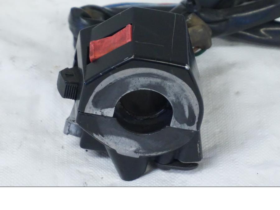 Snett uppifrån på Styrelreglage från en Yamaha FJ 1200 -1986 motorcykel.