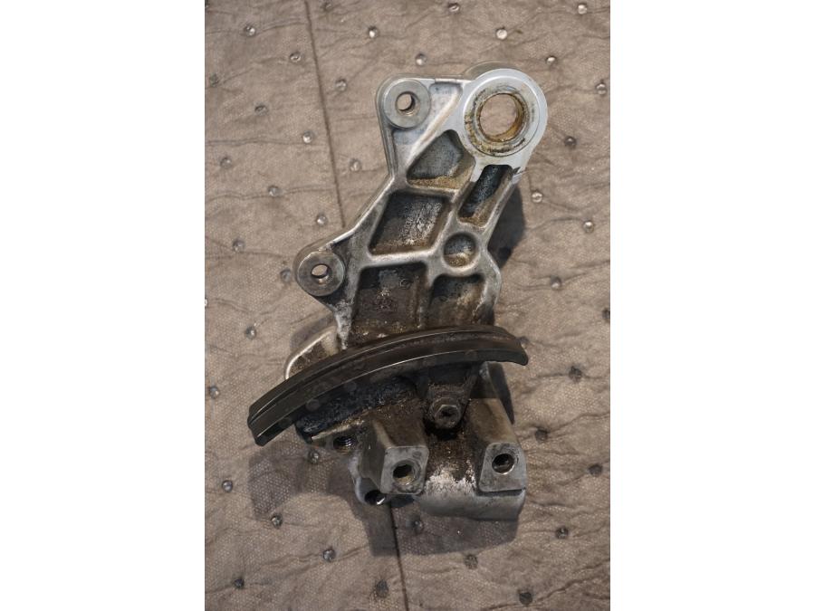 Baksidan på Fotpinnefäste från en KTM 690 SMC -2009 motorcykel.