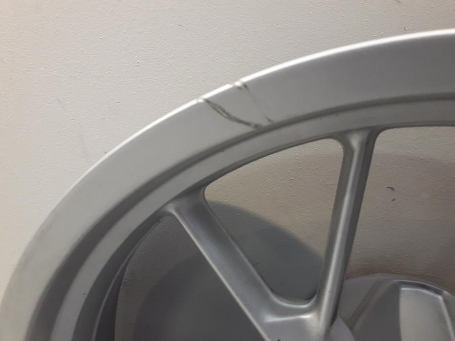 Höger sida på Fälg från en BMW F 650 GS -2008 motorcykel.