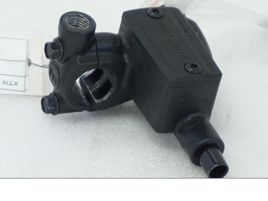 Vänster sida på Kopplingshuvudcylinder från en KTM 1290 Super Adventure R -2021 motorcykel.