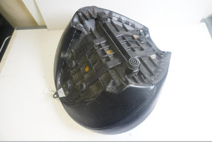 Höger sida på Sadel från en Yamaha XVS 1100 -2001 motorcykel.