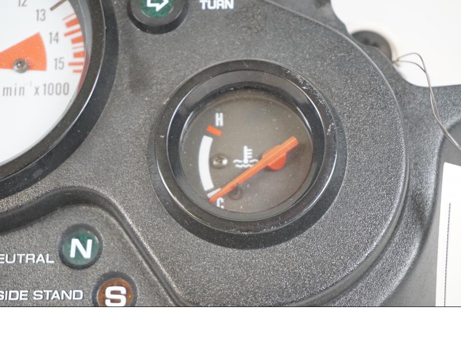 Snett uppifrån på Instrumentpanel från en Honda CBR 600 -1998 motorcykel.